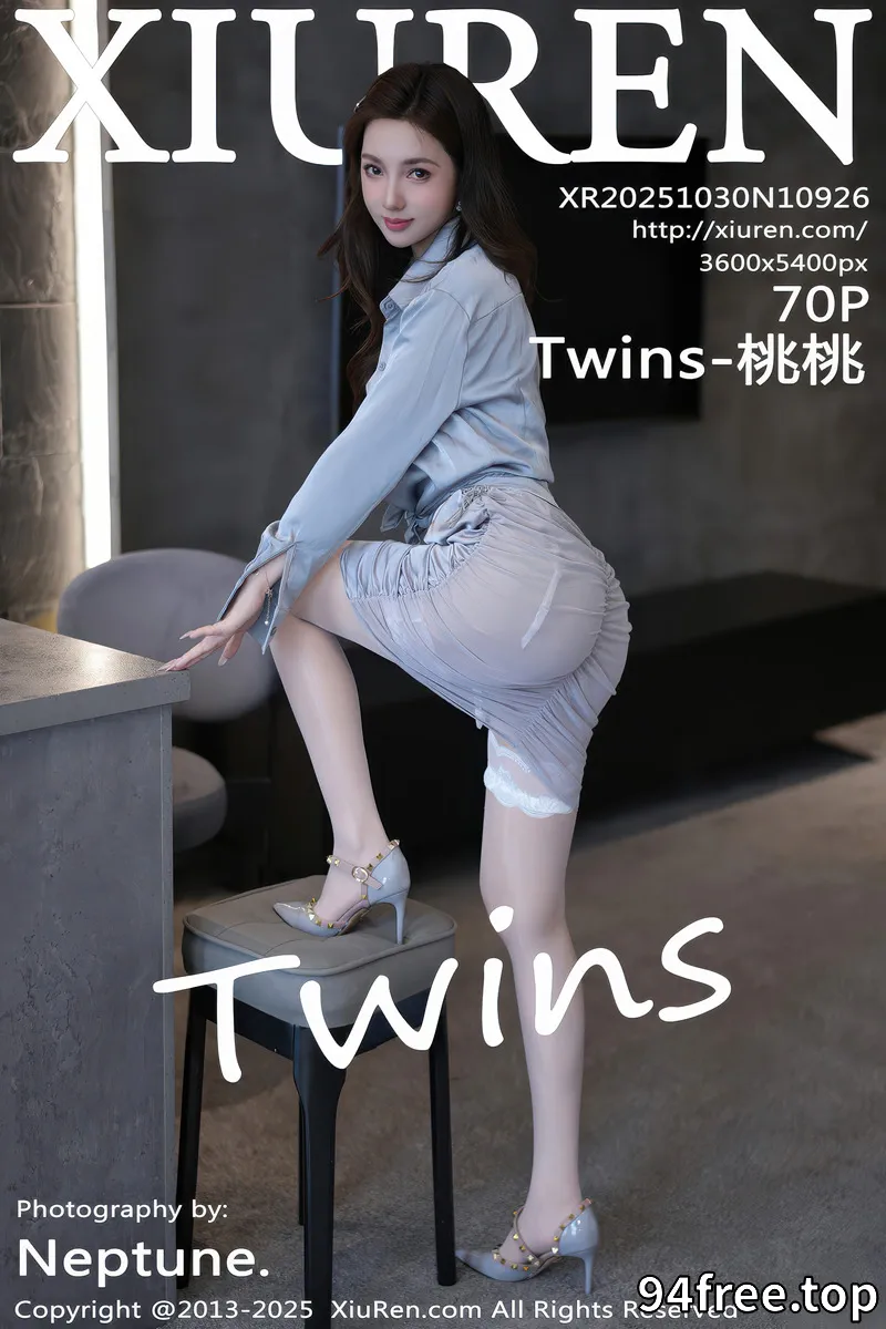 [XiuRen秀人网] NO.10926 模特Twins-桃桃性感浅色连衣短裙配白丝吊袜秀曼妙身姿诱惑写真-就是免费