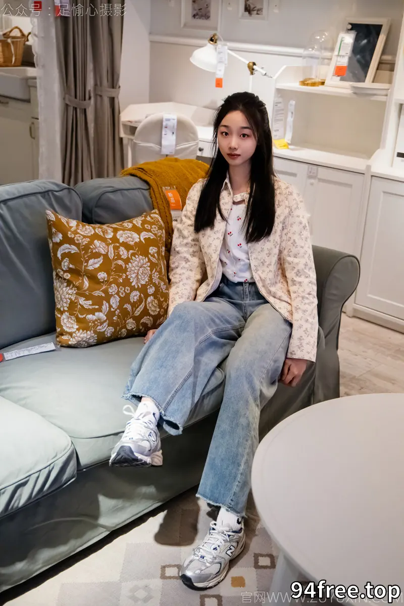 [足愉心] NO.012 奶芙（搭配：碎花衬衫、牛仔长裤、运动鞋、白色棉袜、裸足） [110P+2V-4.16GB]-就是免费