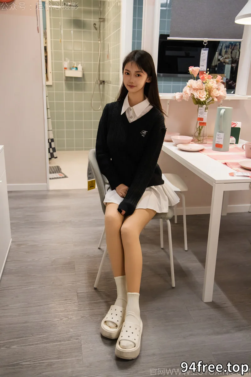 [足愉心] NO.013 鹿鹿（搭配：黑色毛衣、白色短裙、洞洞鞋、白色棉袜、裸足） [110P+2V-4.41GB]-就是免费