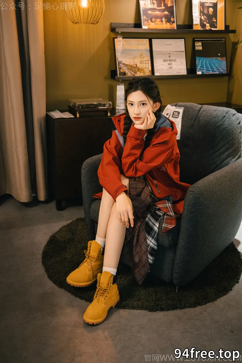 [足愉心] NO.015 可乐（搭配：红色夹克、白T、短裙、马丁靴、肉丝色袜、白棉袜） [120P+2V-5.03GB]-就是免费