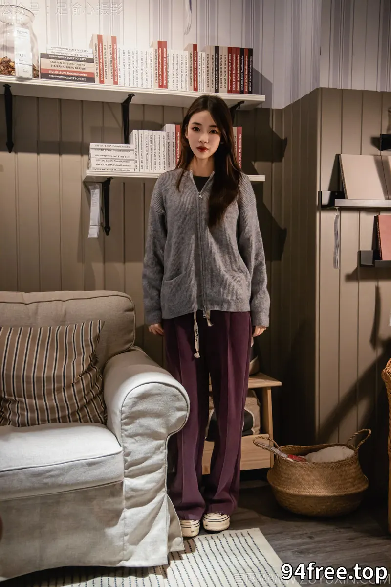 [足愉心] NO.016 软软（搭配：灰色线套、紫色长裤、帆布鞋、卡通棉袜、裸足） [110P+2V-3.35GB]-就是免费