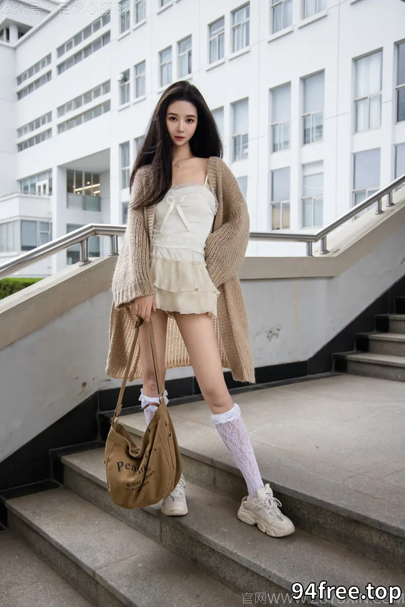 [足愉心] NO.017 南南（搭配：针织长衣、白色吊带、运动鞋、白色丝袜、裸足） [110P+2V-3.60GB]-就是免费