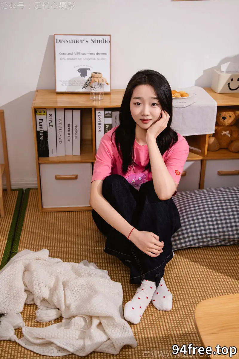 [足愉心] NO.018 奶芙（搭配：粉色T恤、牛仔长裤、运动鞋、白色棉袜、裸足）[110P+2V-6.51GB]-就是免费