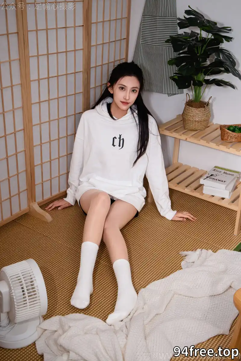 [足愉心] NO.022 可乐（搭配：白色卫衣、黑色打底裤、运动鞋、肉丝色袜、白色长筒棉袜） [110P+2V-5.40GB] - 就是免费-就是免费
