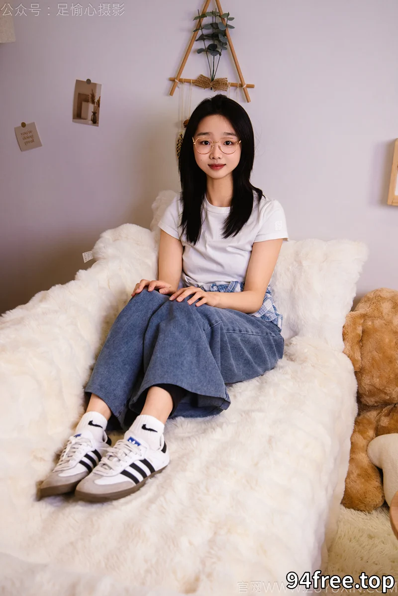 [足愉心] NO.027 奶芙（搭配：白色T恤、牛仔长裤、德训鞋、白色棉袜、裸足） [110P+2V-6.45GB]-就是免费