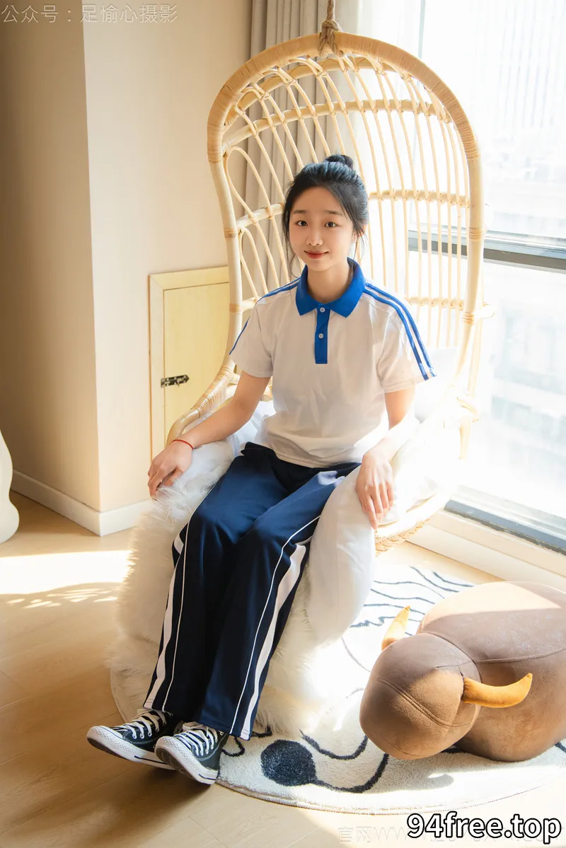 [足愉心] NO.031 奶芙（搭配：校服、帆布鞋、白色棉袜、裸足） [110P+2V-5.16GB] - 就是免费-就是免费