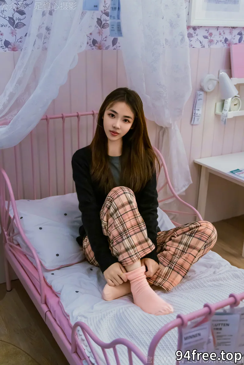 [足愉心] NO.032 软软（搭配：黑色外套、黄色格子长裤、毛绒拖鞋、粉色棉袜、裸足） [120P+2V-4.84GB]-就是免费