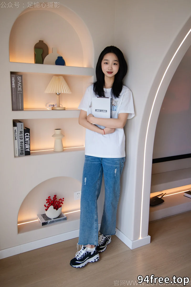 [足愉心] NO.035 奶芙（搭配：白T恤、牛仔裤、运动鞋、白色棉袜、裸足） [115P+2V-5.71GB]-就是免费