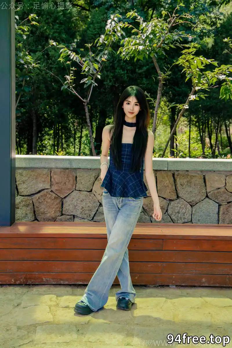 [足愉心] NO.049 小瑶（搭配：蓝色格子吊带、牛仔长裤、白棉袜、洞洞鞋、裸足） [120P+2V-5.47GB]-就是免费