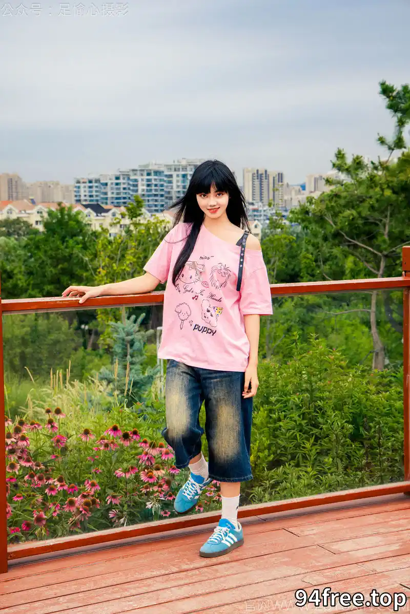 [足愉心] NO.050 阿月（搭配：粉色T恤、牛仔短裤、白棉袜、德训鞋、裸足） [110P+2V-5.04GB]-就是免费