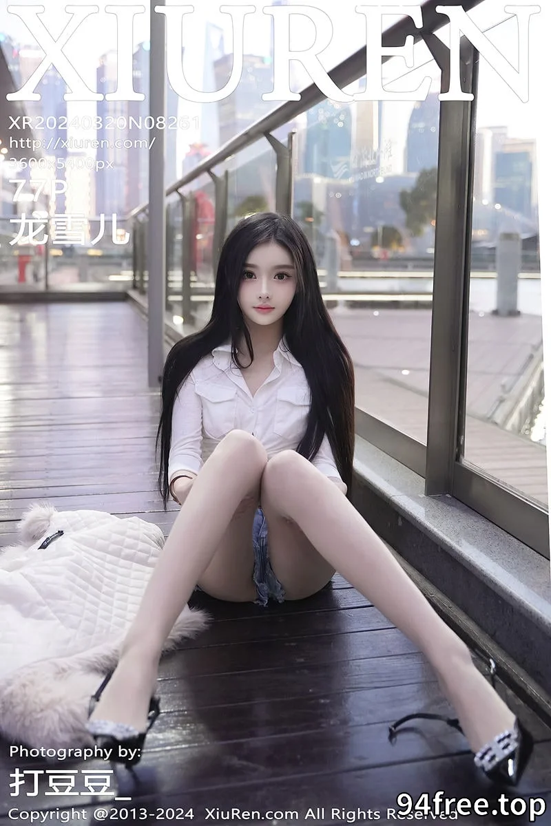 [XiuRen秀人网] No.8261 模特龙雪儿性感白色上衣配超短牛仔裤秀曼妙身姿撩人诱惑写真-就是免费