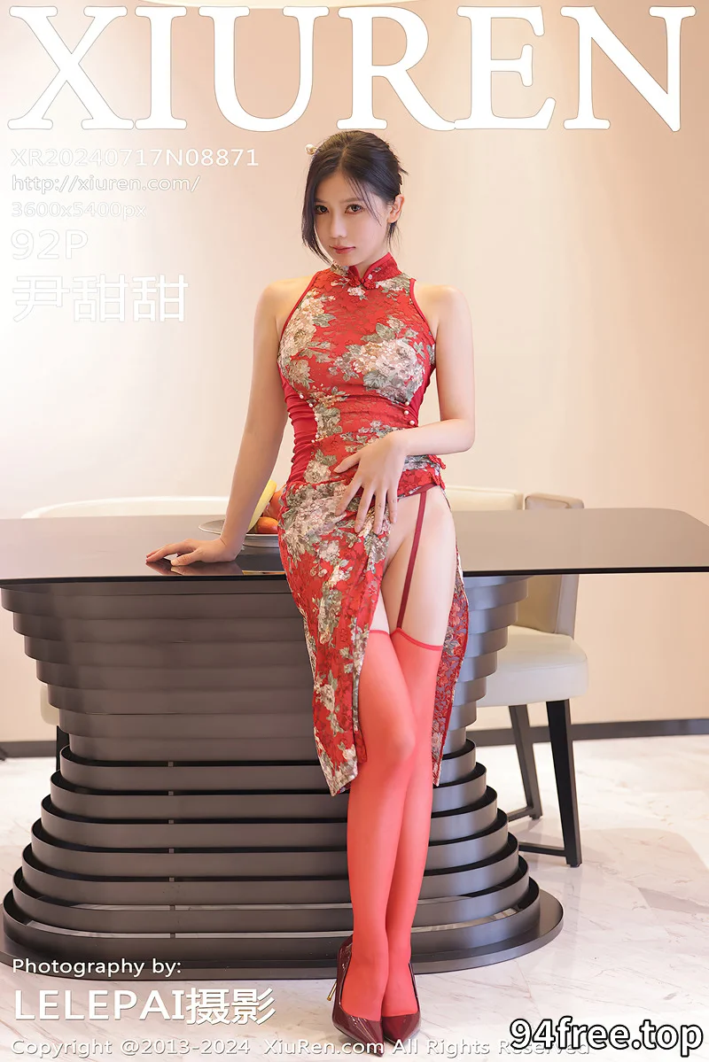 [XiuRen秀人网] NO.8871 模特尹甜甜性感红色旗袍服饰配红丝吊袜半撩秀翘臀美腿诱惑写真-就是免费