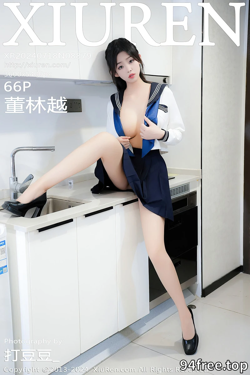 [XiuRen秀人网] NO.8879 模特董林越性感蓝白色校服配黑高跟半脱秀丰满身姿惹火诱惑写真-就是免费
