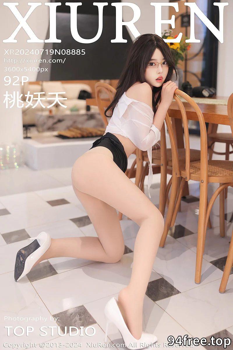 [XiuRen秀人网] NO.8885 模特桃妖夭性感白色轻透上衣配黑短裙露白色丝袜撩人诱惑写真-就是免费