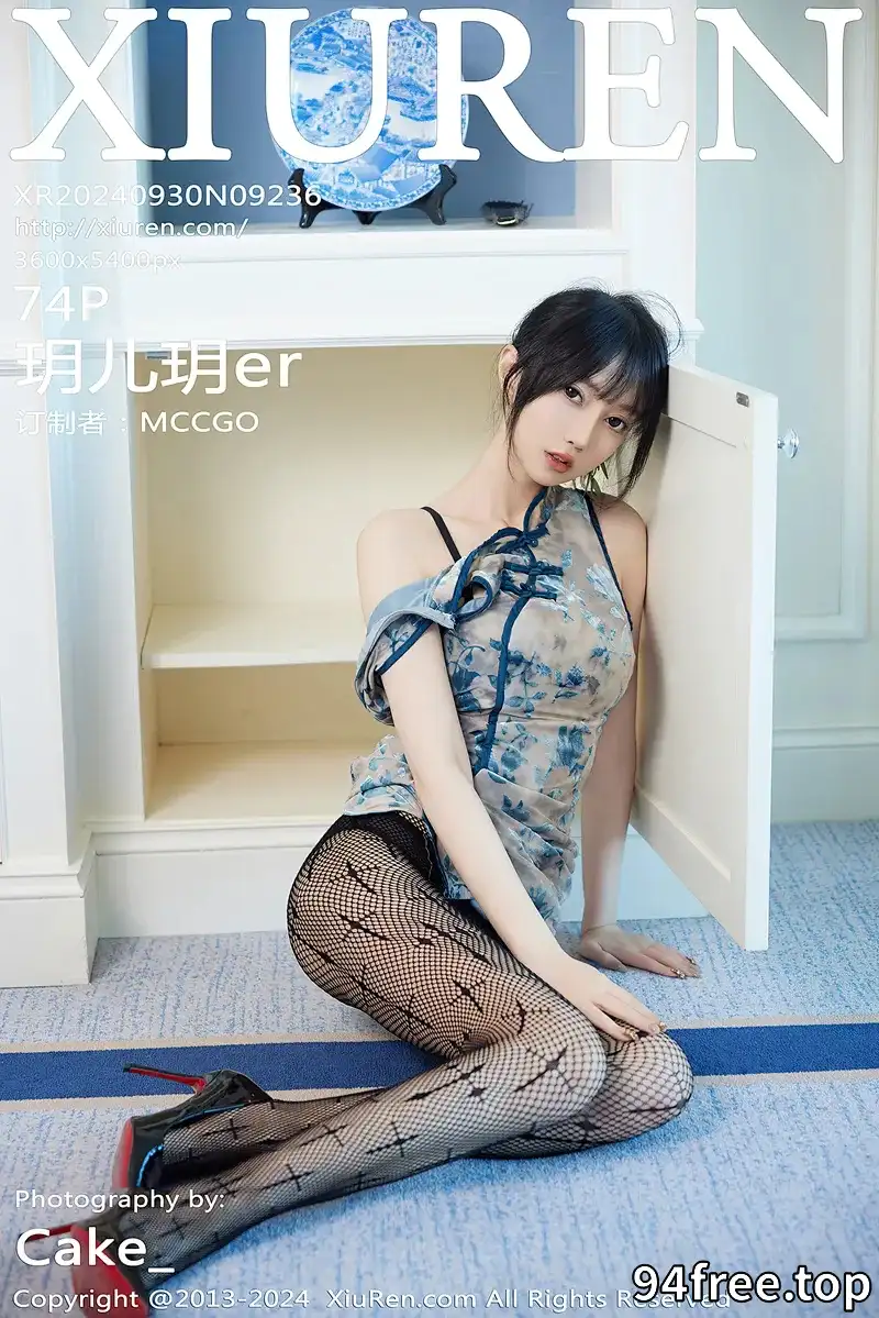 [XiuRen秀人网] NO.9236 模特玥儿玥er性感浅蓝旗袍露黑色内衣配黑丝网袜秀美腿诱惑写真-就是免费
